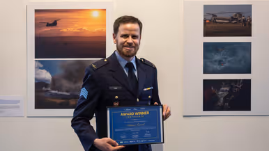  Links: een helikopter blust een brand. Rechts: fotograaf poseert met oorkonde. 