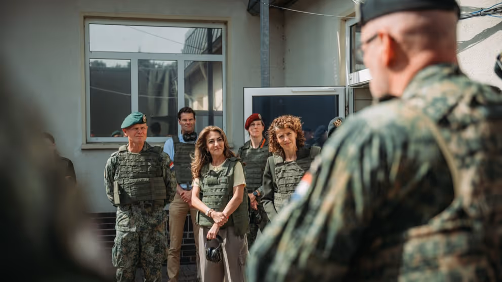 Ministers Yeşilgöz en Hermans in legervest luisteren naar militair.
