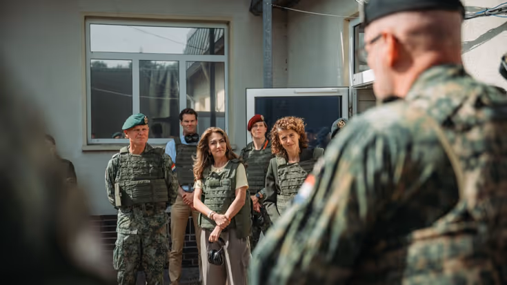 Ministers Yeşilgöz en Hermans in legervest luisteren naar militair.