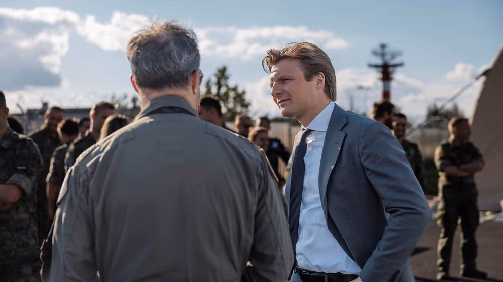 Minister Ruben Brekelmans in gesprek met militair.