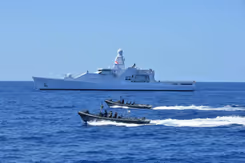 Zr.Ms. Friesland op zee met 2 Frisc's op de voorgrond.