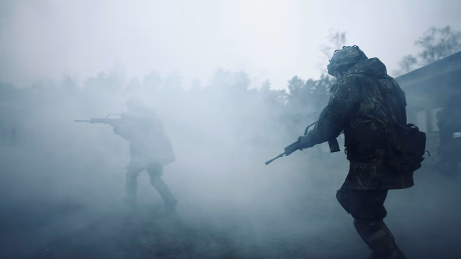 Militairen lopen door de rook.