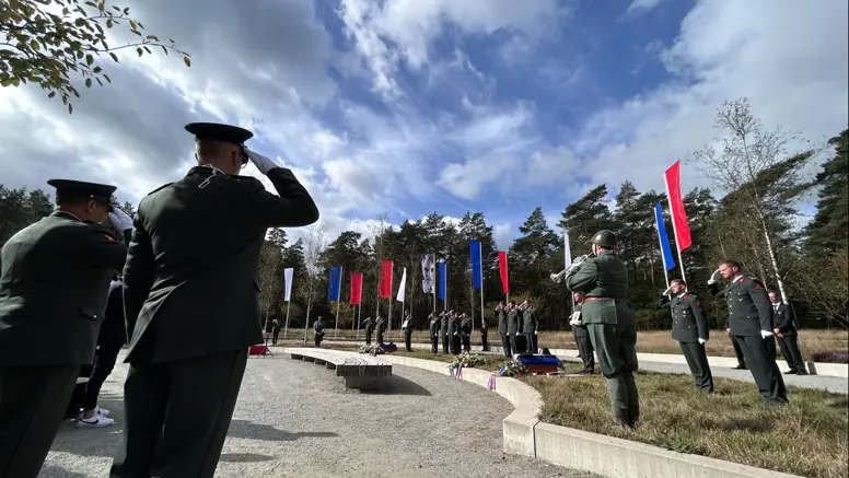 Militaire ceremonie tijdens een herbegrafenis.