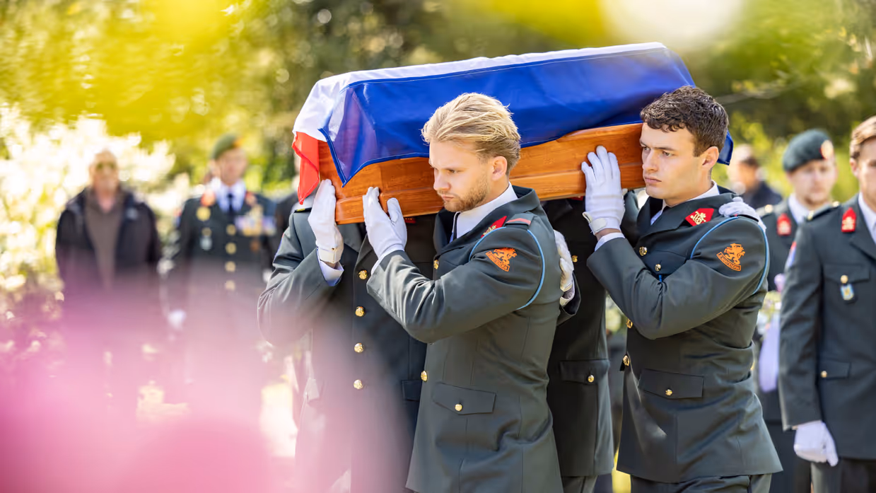 Militairen van het Regiment Infanterie Prins Johan Willem Friso dragen de kist met Gerards naar zijn laatste rustplaats. 