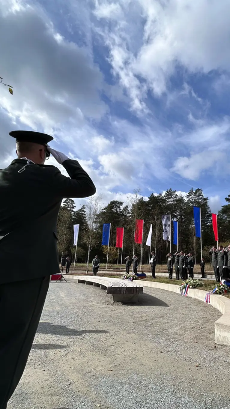 Militaire ceremonie tijdens een herbegrafenis.