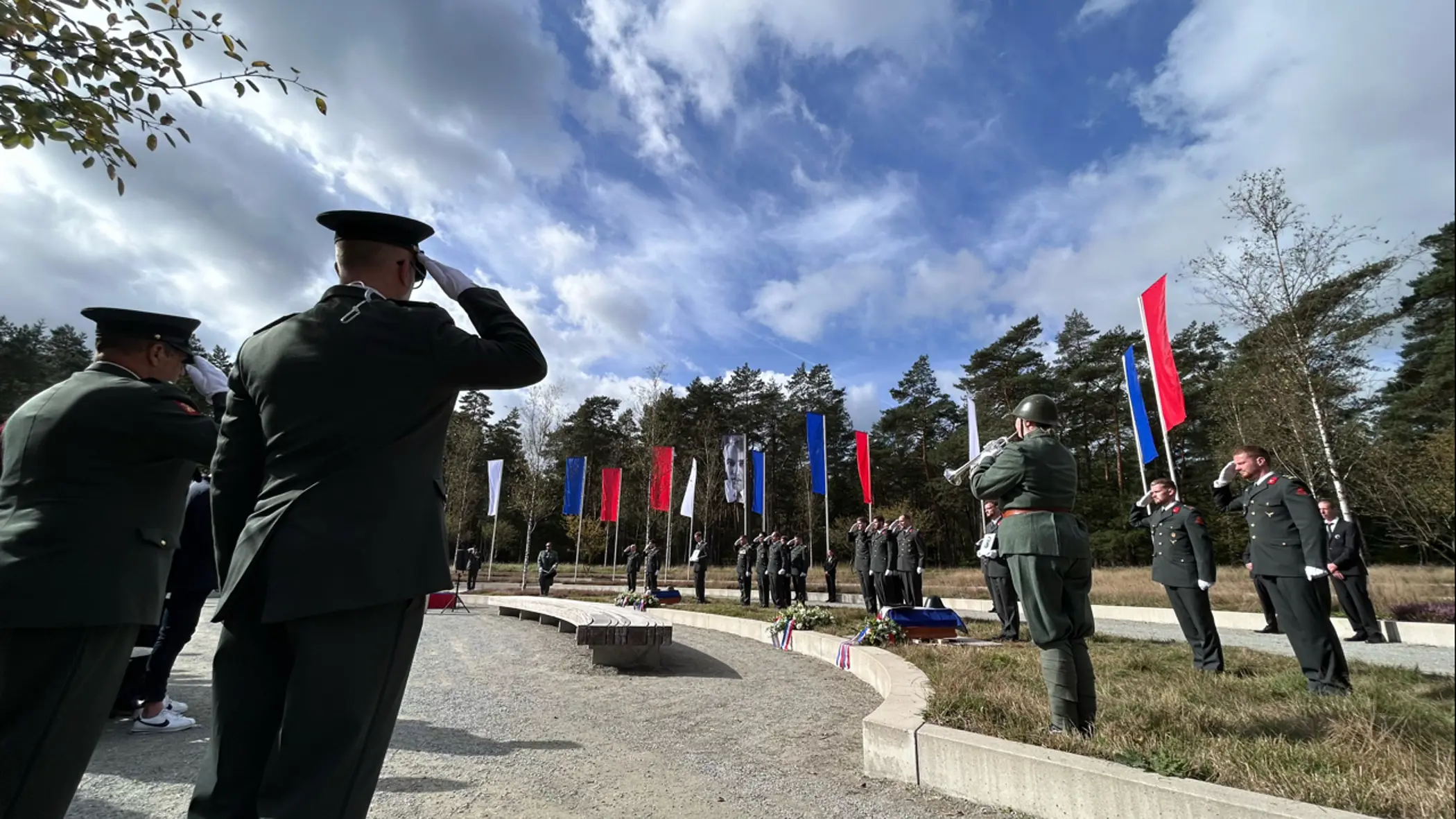 Militaire ceremonie tijdens een herbegrafenis.