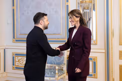 De minister schudt de hand van de president van Oekraine.