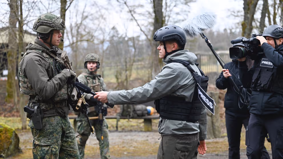 Iemand van de pers interviewt een militair.