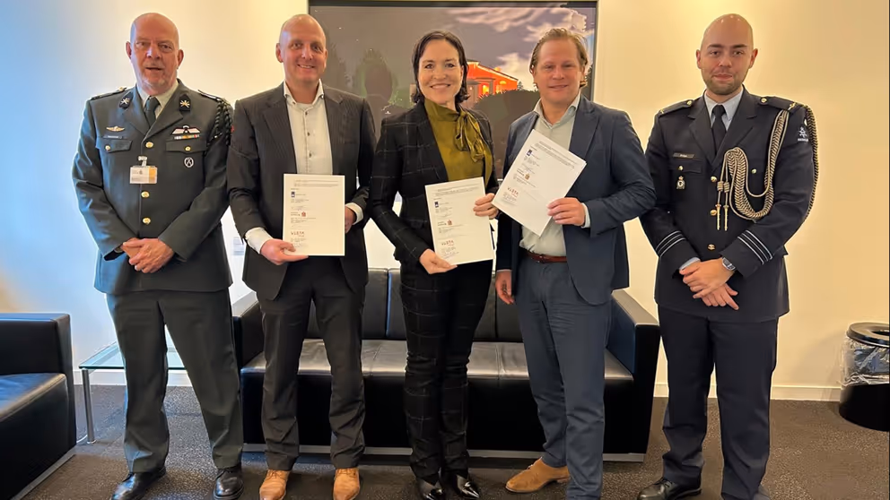 Vlnr: Ben Speelberg, DAOG bureau Ares (reservisten), Jordi Aelmans, lid College van Bestuur Vista College, gedeputeerde Elianne Demollin-Schneiders, staatssecretaris Gijs Tuinman en Lesley Dröge, adjudant van de staatssecretaris.