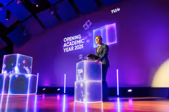 Minister Brekelmans houdt een toespraak. 