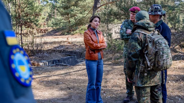 De minister in gesprek met militairen in Duitsland