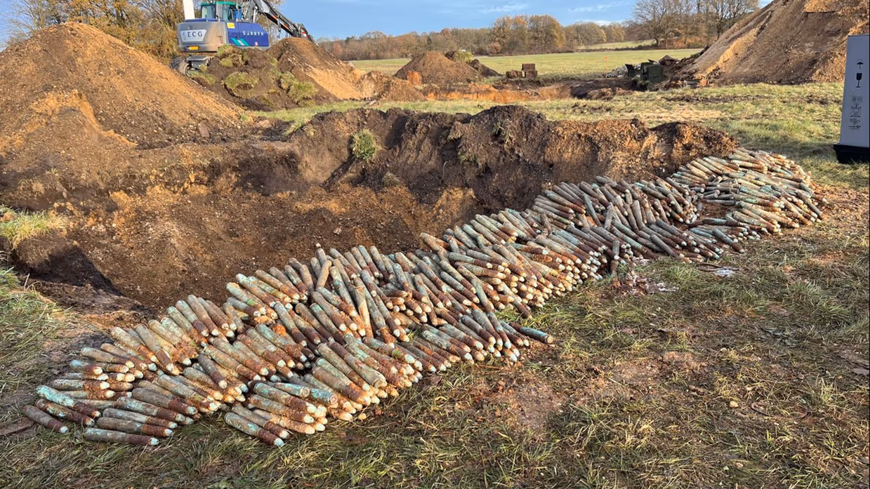 Honderden oude bommen liggen te wachten om te worden vernietigd op vliegbasis Deelen. 