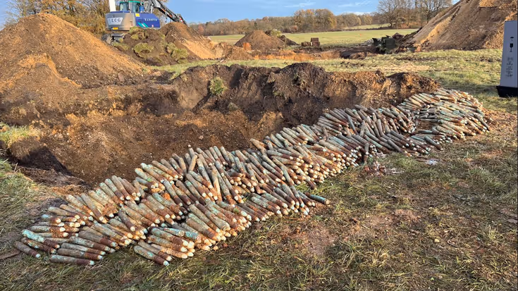 Honderden oude bommen liggen te wachten om te worden vernietigd op vliegbasis Deelen. 