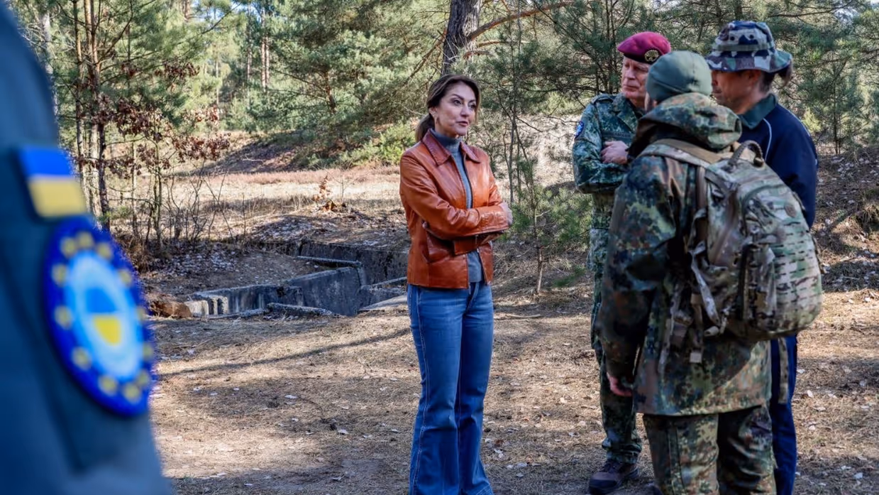 De minister luistert naar een militair.