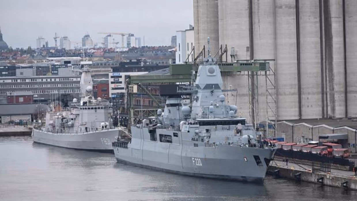 Zr.Ms. Van Amstel en FGS Hamburg in Stockholm.