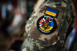 Patch van Operatie Interflex op mouw van militair.