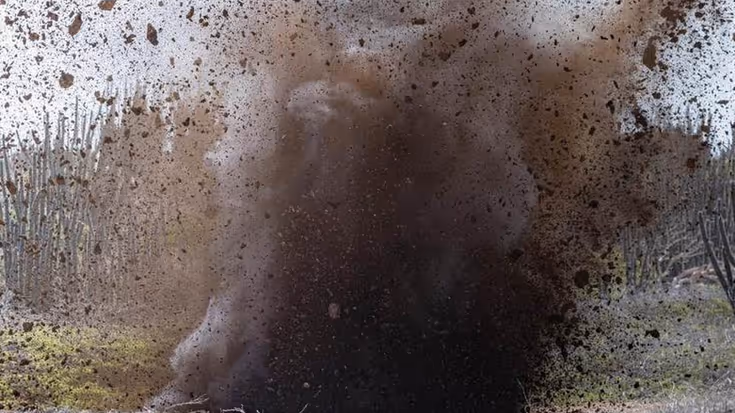 Opspattende aarde na ontploffing.