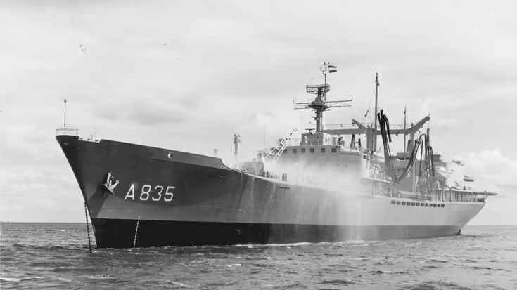 De voormalige bevoorrader Hr.Ms. Poolster op volle zee.