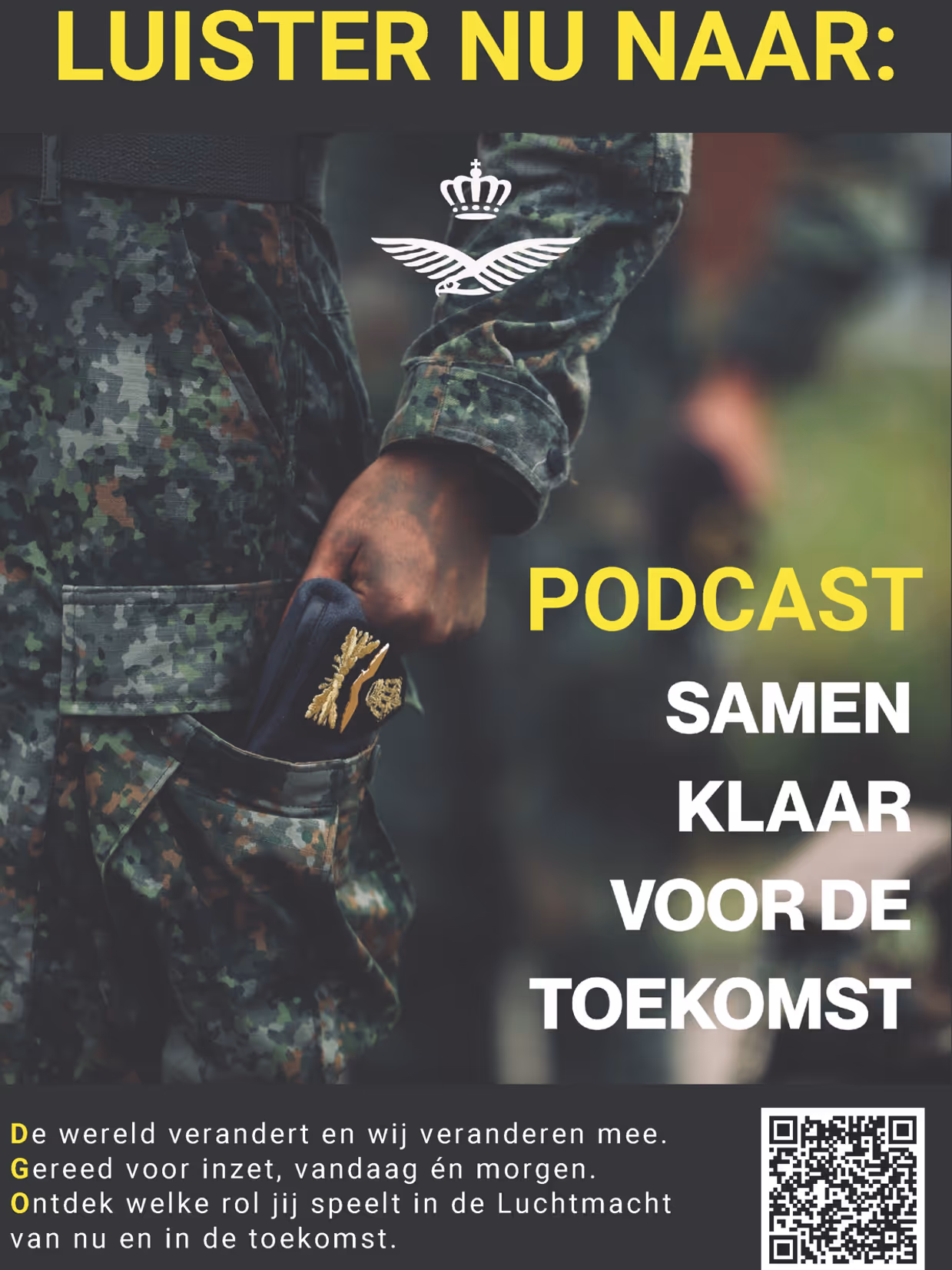 Close-up van militair in de houding met in beeld hand naast lichaam en baret in broekzak met daarnaast de tekst ‘Luister nu naar: Podcast ‘Samen klaar voor de toekomst’.