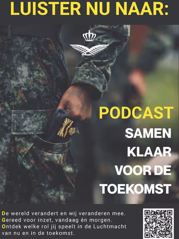 Close-up van militair in de houding met in beeld hand naast lichaam en baret in broekzak met daarnaast de tekst ‘Luister nu naar: Podcast ‘Samen klaar voor de toekomst’.