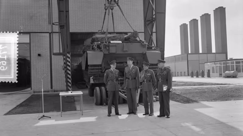 Prins Bernhard poseert voor de tankwerkplaats. 