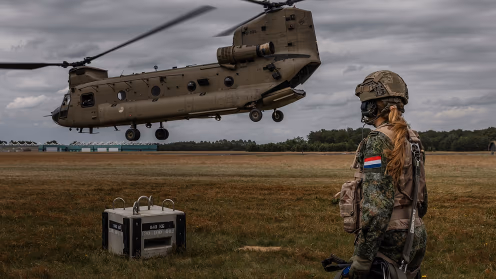 Prinses Amalia staat bij opstijgende Chinook-transporthelikopter.