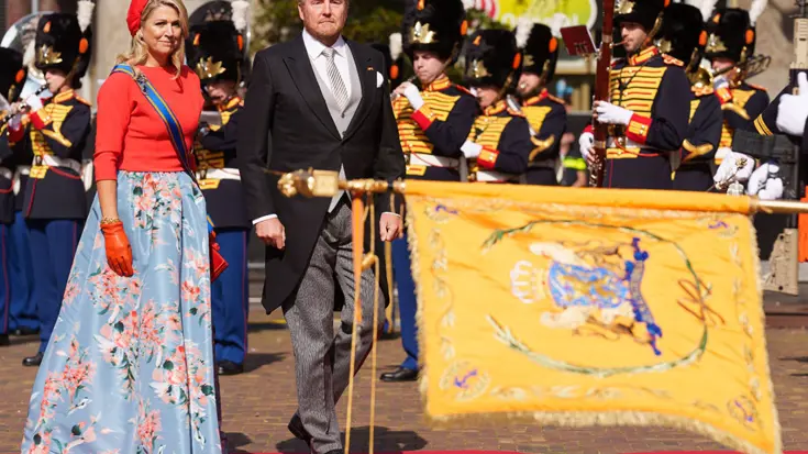 De koning en de koningin tijdens Prinsjesdag  met op de achtergrond de KMKJWF.