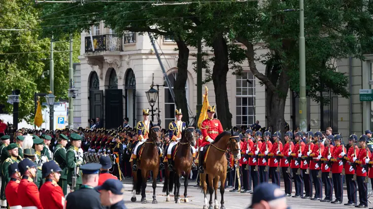 3 paarden geflankeerd door militairen. 