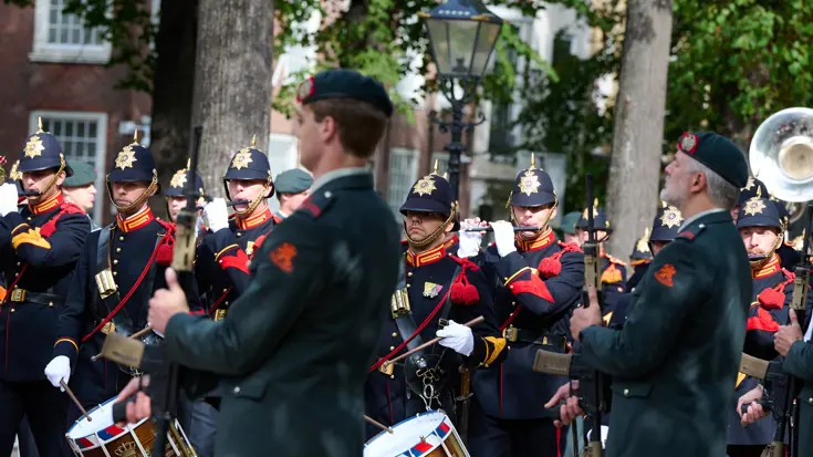 Muzikanten in uniform spelen staand,
