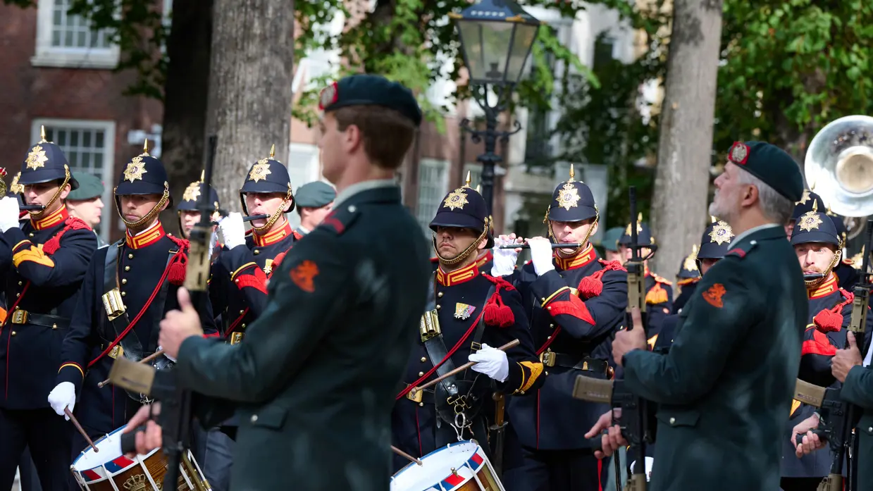Muzikanten in uniform spelen staand,