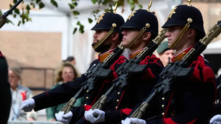 3 militairen.