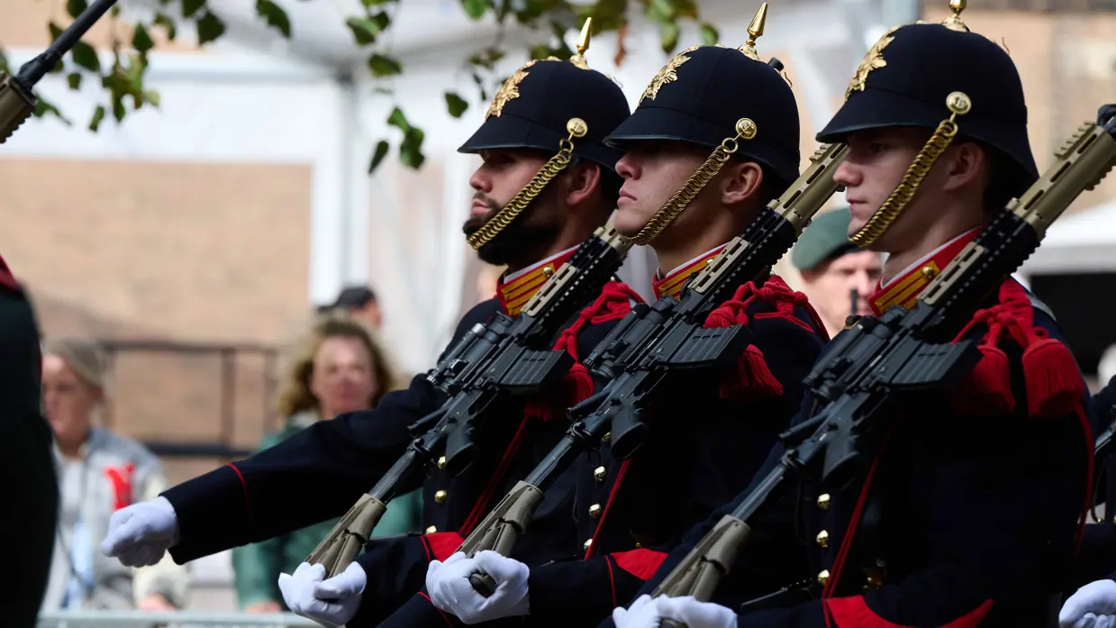 3 militairen.