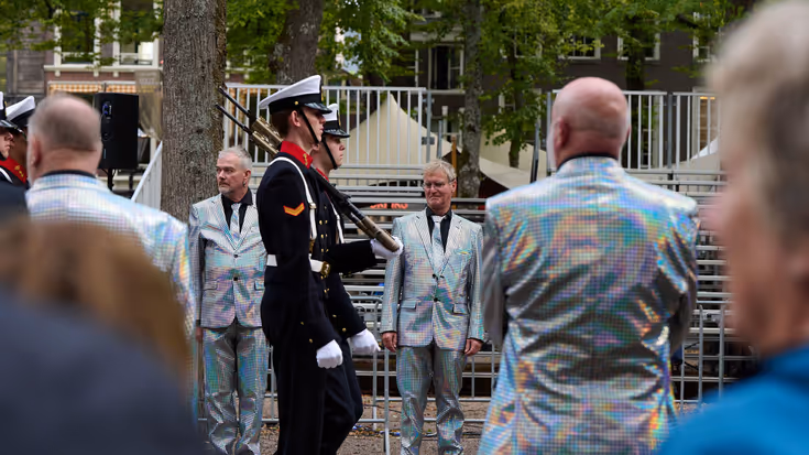 Publiek met glanzend zilveren pakken. 