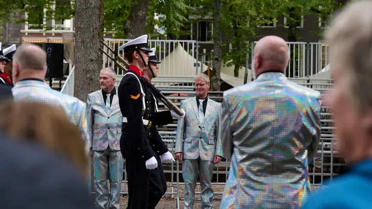 Publiek met glanzend zilveren pakken. 