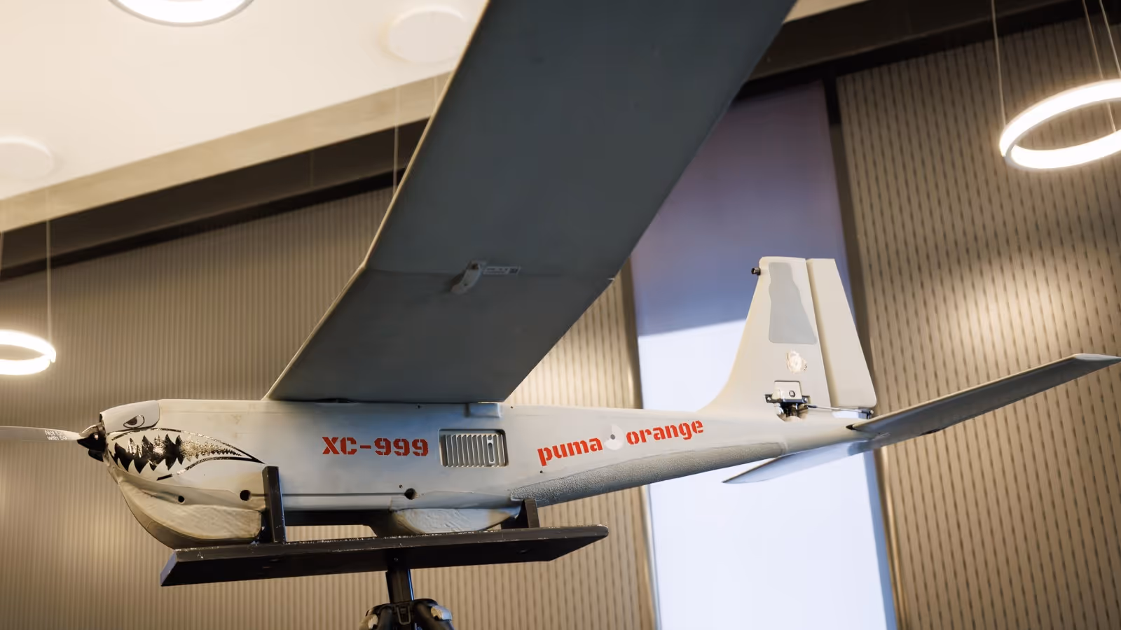 Drone op standaard in ruimte opgesteld.