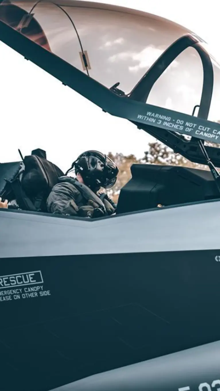 Vlieger in de cockpit van een F35.