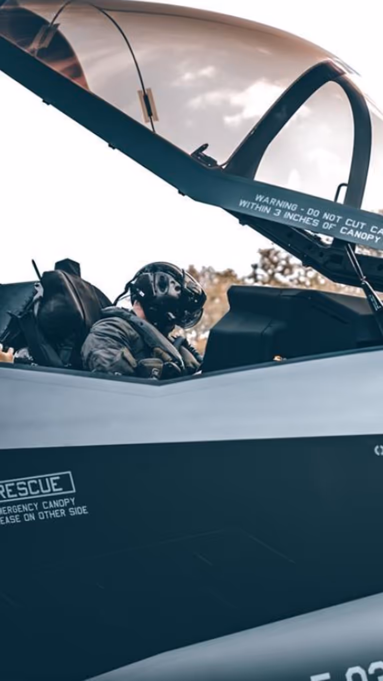 Vlieger in de cockpit van een F35.