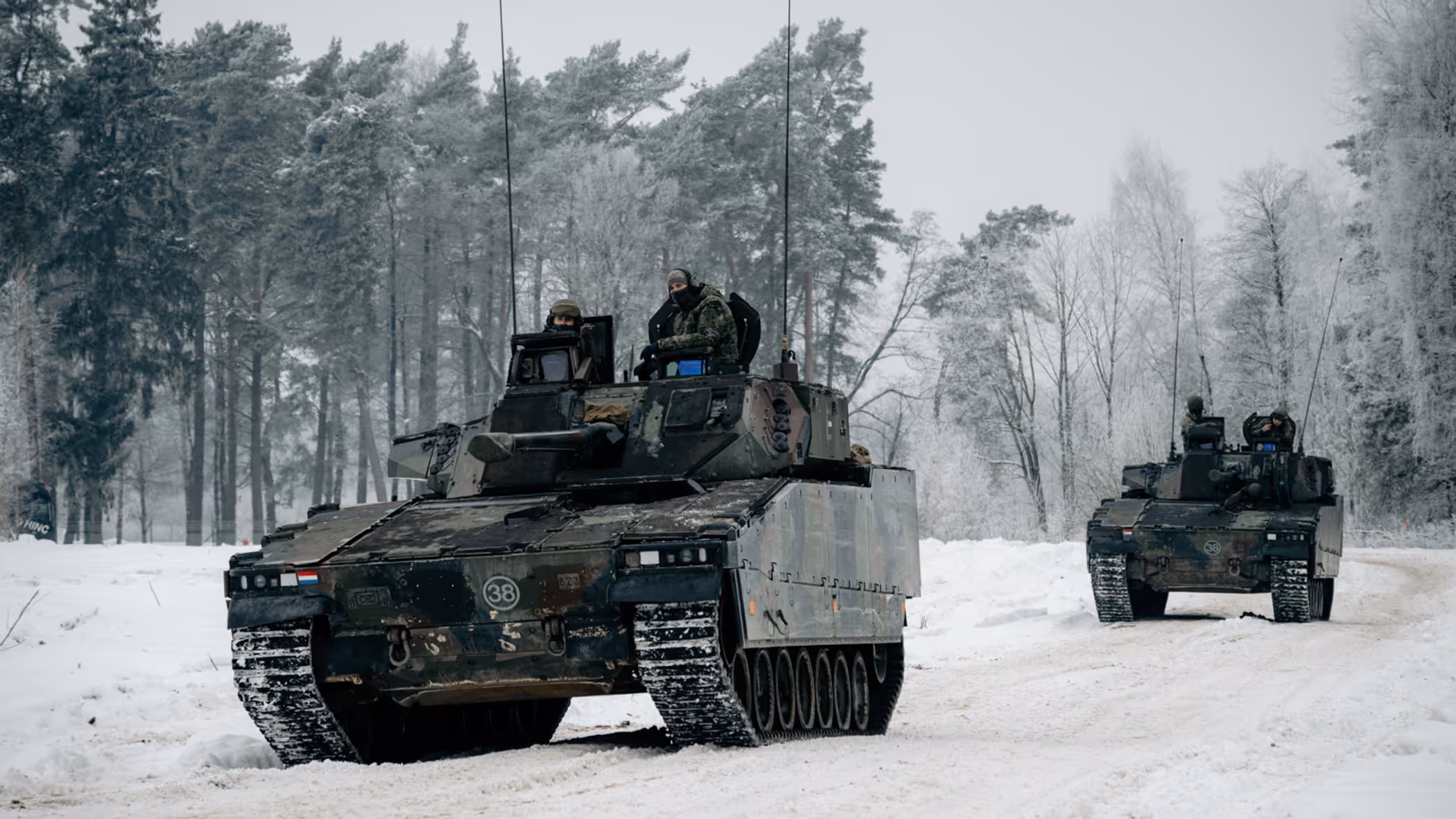 Pantservoertuigen in de sneeuw.