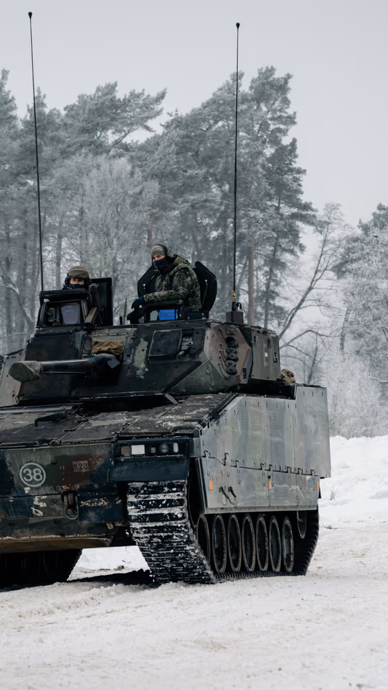 Pantservoertuigen in de sneeuw.