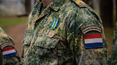 Een dienblad met decoraties en een medaille op een uniform.
