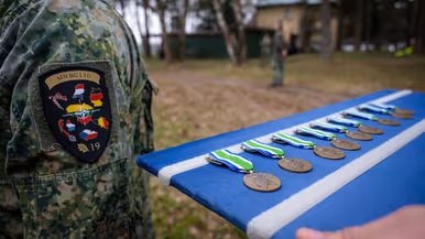 Een dienblad met decoraties en een medaille op een uniform.
