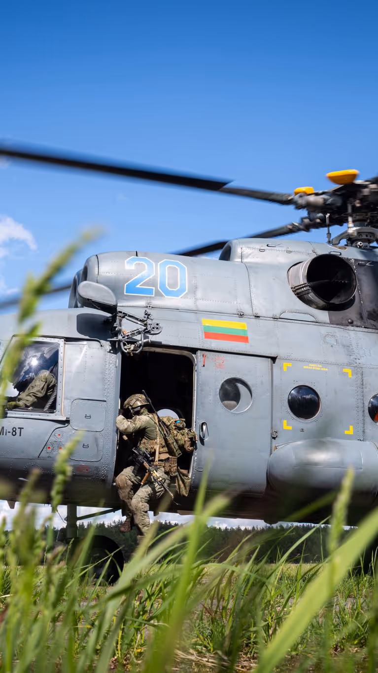 Een militair gaat een heli in.