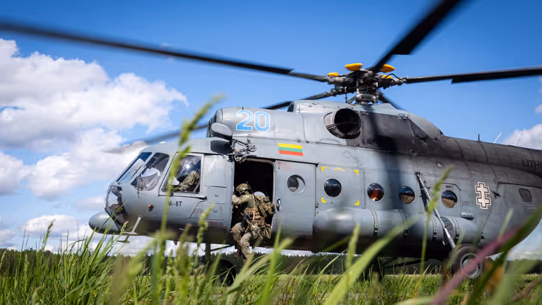 Een militair gaat een heli in.
