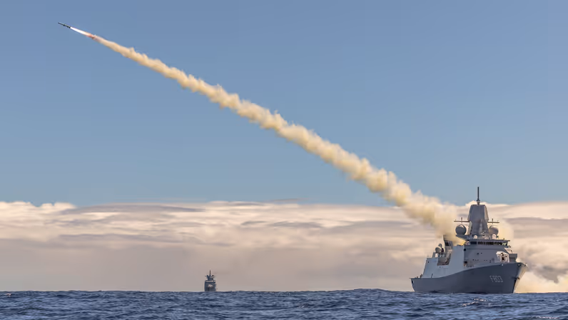 Een fregat lanceert een luchtverdedigingsraket.