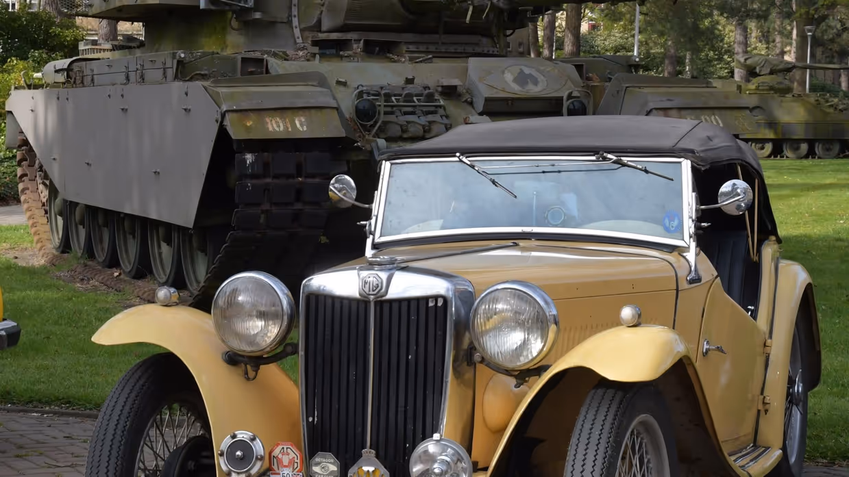  Een Engelse MG TC, met op de achtergrond een Centurion-tank. 