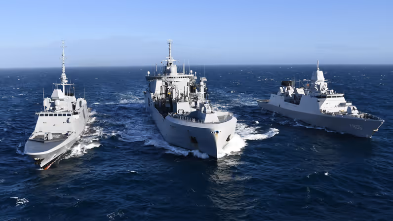 FS Chevallier Paul en Zr.Ms. Evertsen (rechts) worden op zee tegelijkertijd bevoorraad door FS Jacques Chevallier.