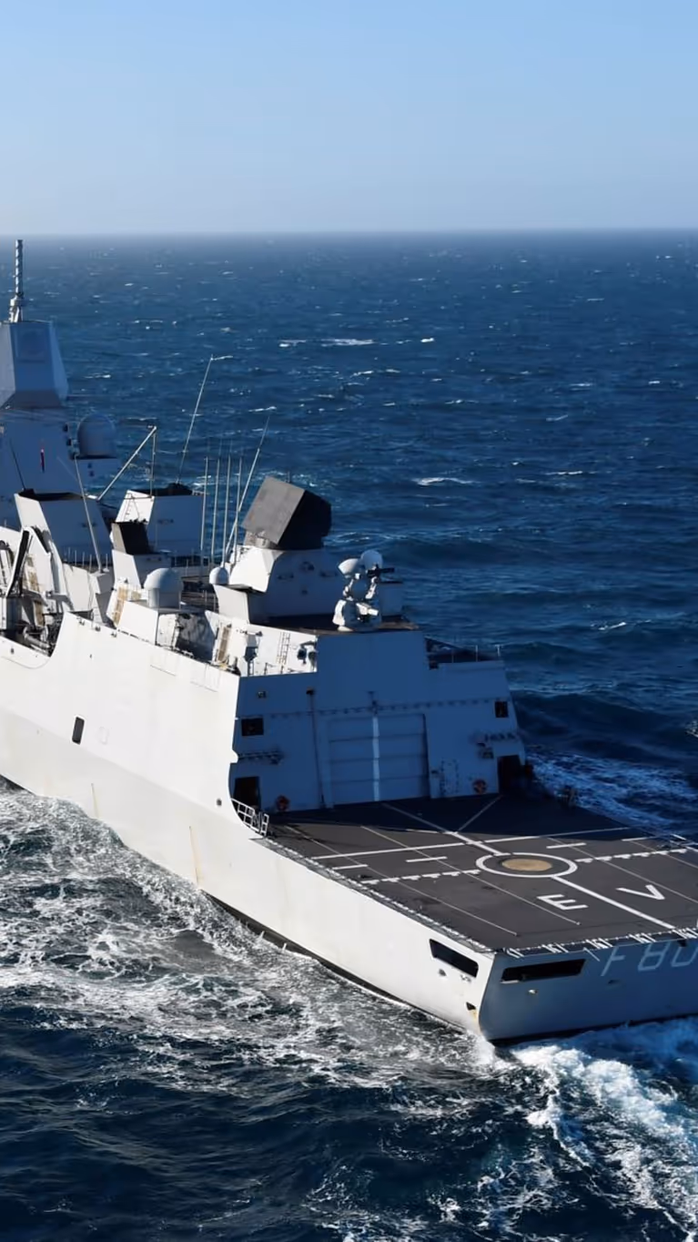 Zr.Ms. Evertsen met daarvoor de luchtverdedigings destroyer FS Chevallier Paul en de bevoorrader FS Jacques Chevallier.