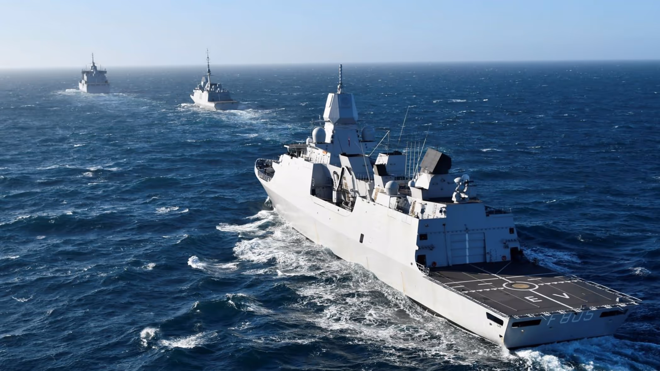 Zr.Ms. Evertsen met daarvoor de luchtverdedigings destroyer FS Chevallier Paul en de bevoorrader FS Jacques Chevallier.