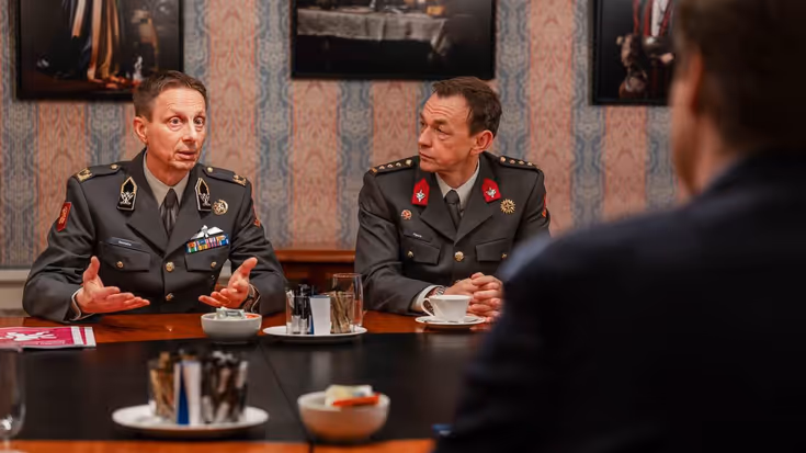 Stapeltje rapporten op houten tafel.