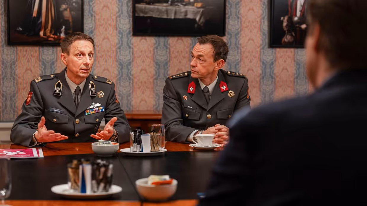 Stapeltje rapporten op houten tafel.